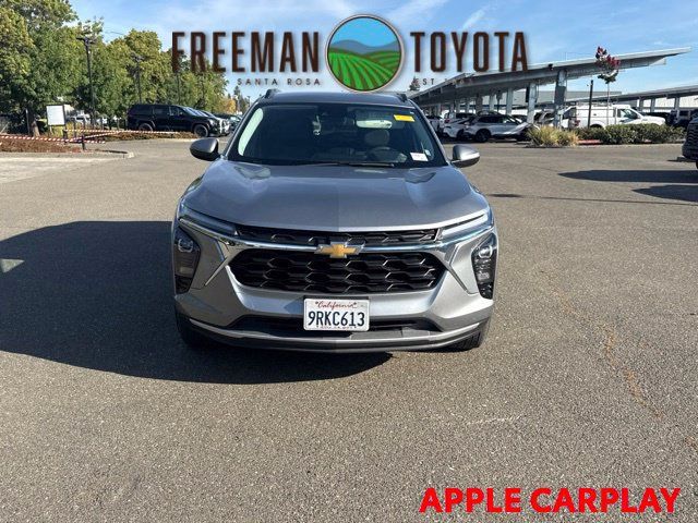 Used 2025 Chevrolet Trax LT FWD image 3