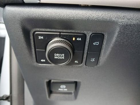 Used 2025 Ford Expedition Active image 17