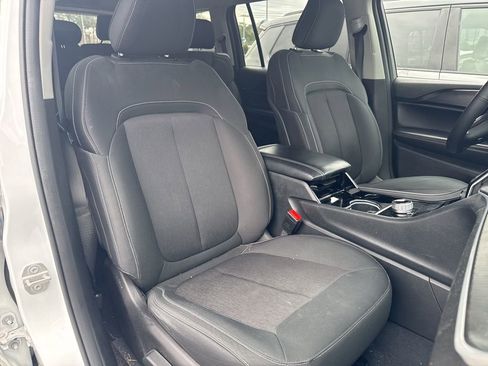 Used 2023 Jeep Grand Cherokee L Laredo image 6