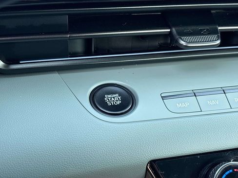 Used 2024 Hyundai Elantra Limited image 30