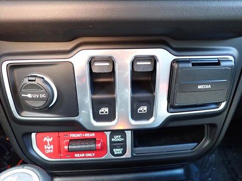 Used 2025 Jeep Wrangler Rubicon AWD/4WD image 17