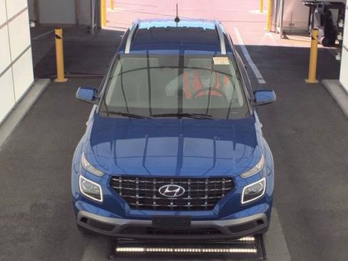 Certified 2025 Hyundai Venue Limited FWD image 2