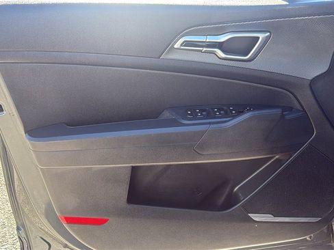 Used 2023 Kia Sportage LX image 16