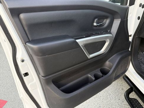 Used 2022 Nissan Titan SV w/ Accessory Utility Package image 12