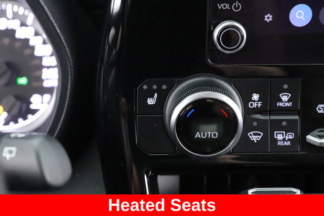 Used 2024 Toyota Highlander LE AWD/4WD image 3