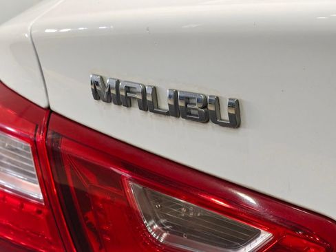 Used 2017 Chevrolet Malibu LT FWD image 38