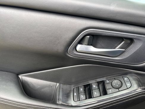 Used 2025 Nissan Rogue SV FWD image 18