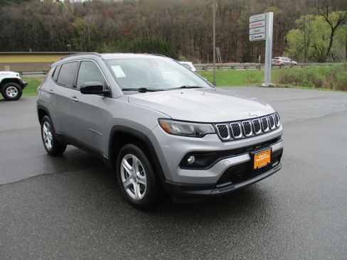 Used 2023 Jeep Compass Latitude w/ Convenience Group AWD/4WD image 3