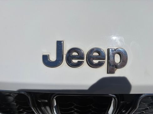 Used 2022 Jeep Grand Cherokee Overland AWD/4WD image 23