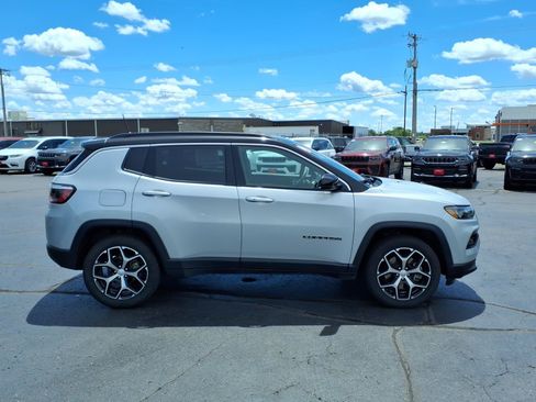Used 2024 Jeep Compass Limited AWD/4WD image 2