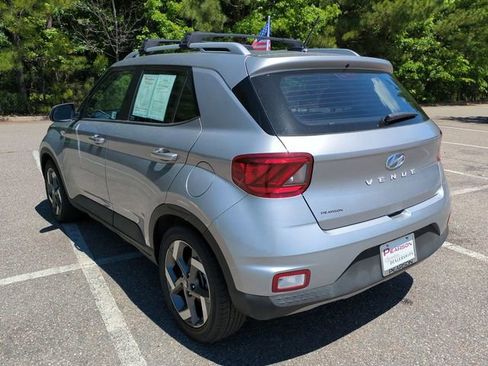 Used 2025 Hyundai Venue SEL FWD image 6