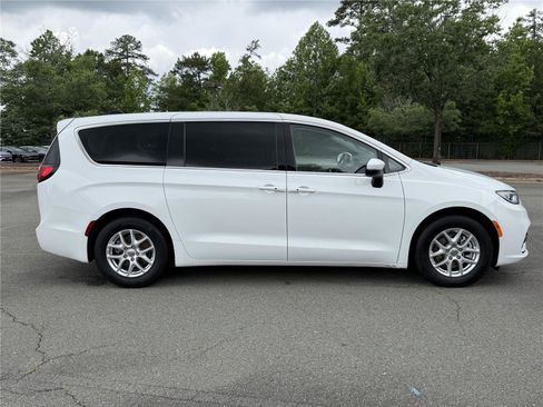 Used 2023 Chrysler Pacifica Touring-L FWD image 33