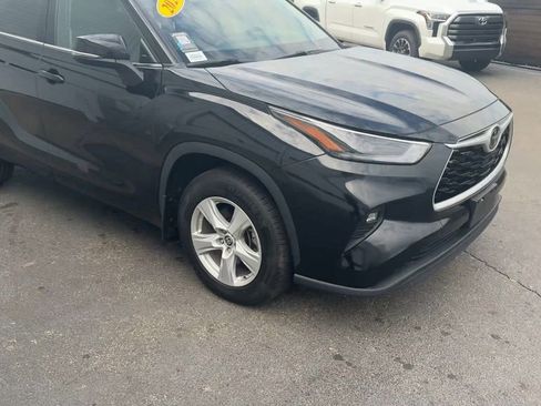 Used 2024 Toyota Highlander LE AWD/4WD image 3