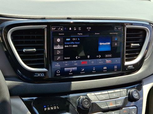 Used 2024 Chrysler Pacifica Touring-L FWD image 17