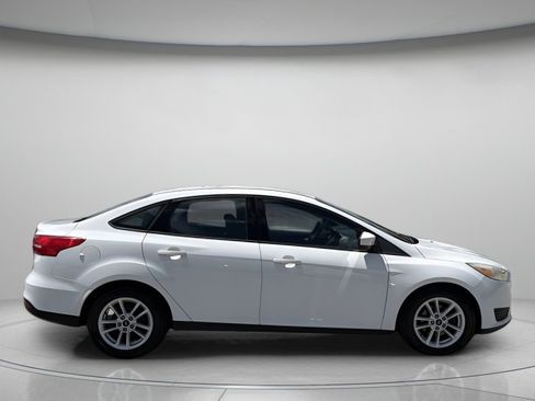 Used 2018 Ford Focus SE FWD image 2
