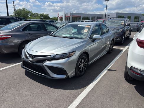 Used 2023 Toyota Camry SE FWD image 2