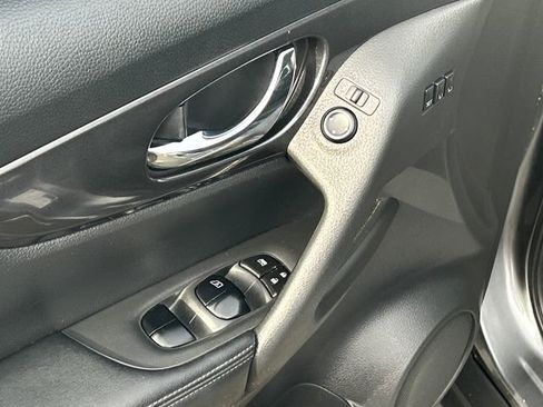 Used 2018 Nissan Rogue SV w/ Premium Package image 12