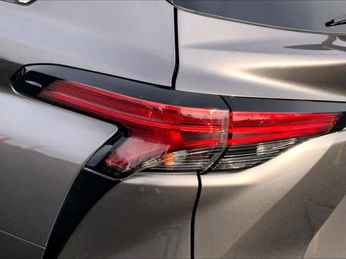 Used 2024 Toyota Sienna Limited image 29