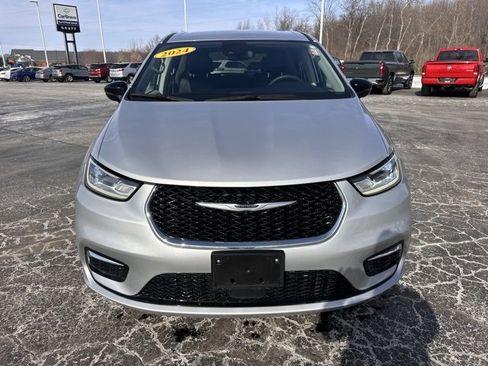 Used 2024 Chrysler Pacifica Touring-L image 8