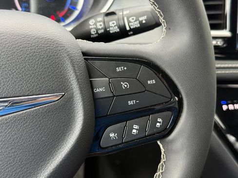 Used 2024 Chrysler Pacifica Limited FWD image 16