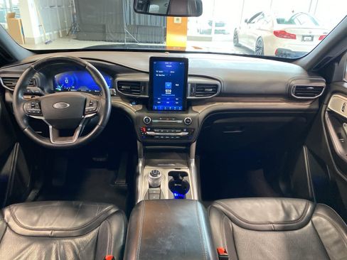 Used 2020 Ford Explorer Platinum w/ Premium Technology Package image 12