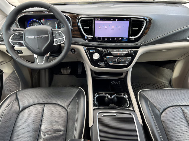 Used 2024 Chrysler Pacifica Limited FWD image 3