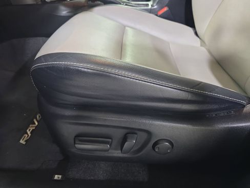 Used 2017 Toyota RAV4 Limited image 28