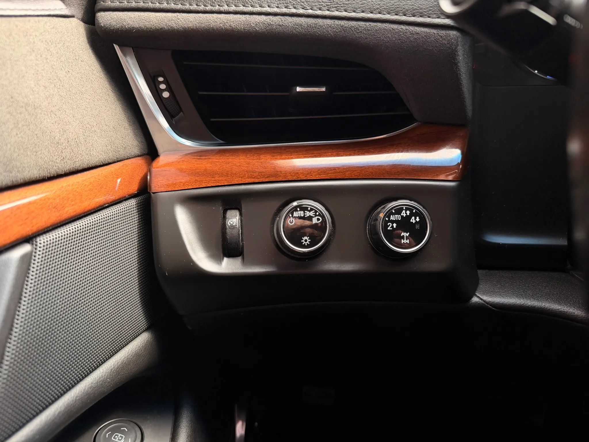 Used 2016 Cadillac Escalade Luxury AWD/4WD image 16