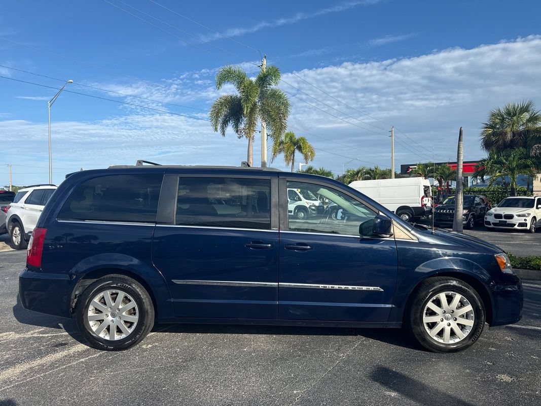 Used 2014 Chrysler Town & Country Touring FWD image 6
