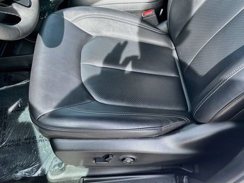 Used 2024 Chrysler Pacifica Limited FWD image 18