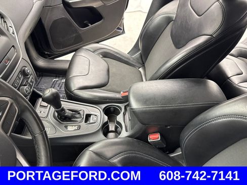 Used 2019 Jeep Cherokee Latitude Plus w/ Comfort/Convenience Group AWD/4WD image 17
