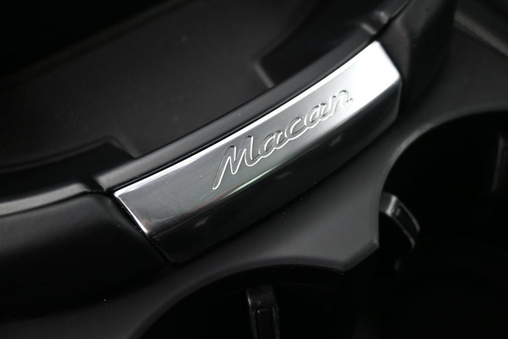Certified 2024 Porsche Macan AWD/4WD image 18
