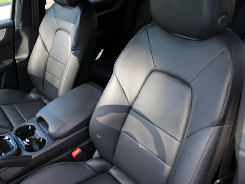 Certified 2025 Porsche Cayenne image 5