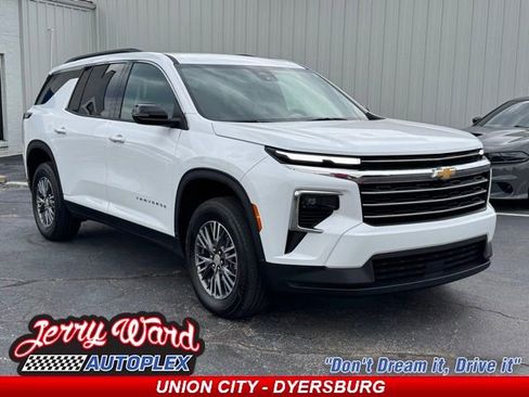 Used 2025 Chevrolet Traverse LT FWD image 1