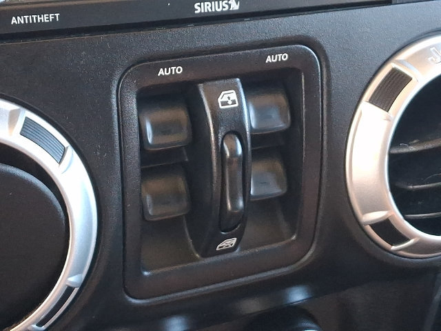 Used 2015 Jeep Wrangler Unlimited Sahara w/ Connectivity Group AWD/4WD image 13