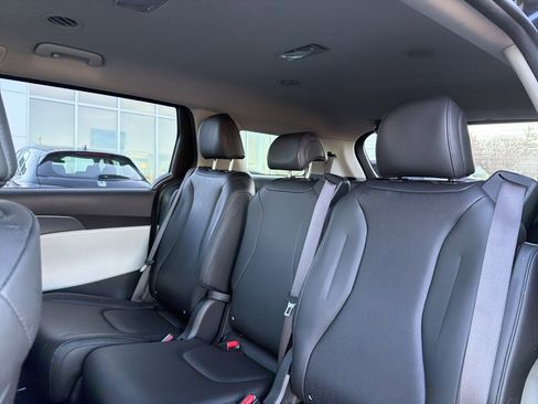 Used 2023 Kia Carnival LX image 28