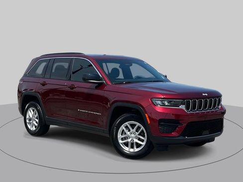 Used 2024 Jeep Grand Cherokee Laredo X w/ Luxury Tech Group I RWD image 2