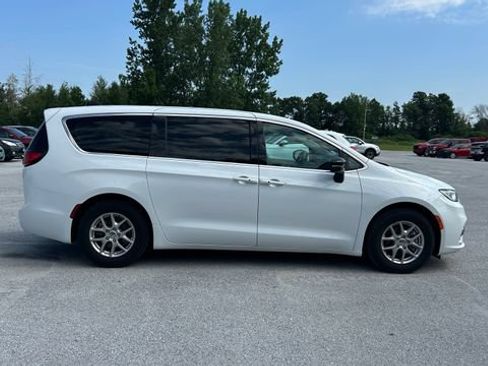 Used 2024 Chrysler Pacifica Touring-L FWD image 2