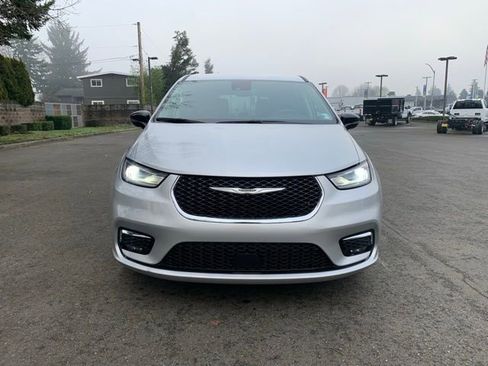 Used 2024 Chrysler Pacifica Touring-L image 9