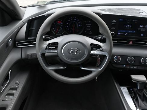 Used 2021 Hyundai Elantra SE FWD image 9