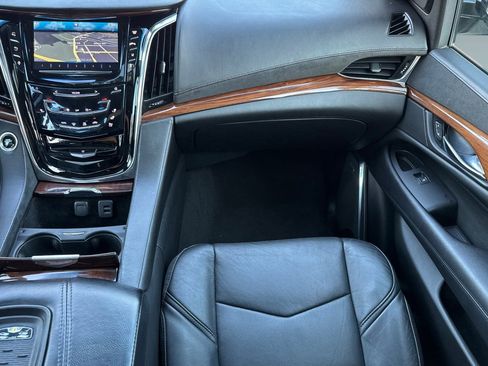 Used 2015 Cadillac Escalade Luxury image 31