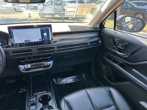 Used 2023 Lincoln Corsair Standard image 11