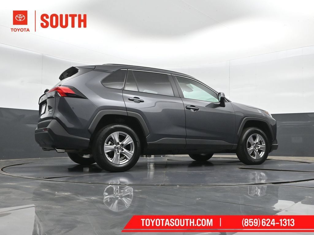 Used 2025 Toyota RAV4 XLE AWD/4WD image 36