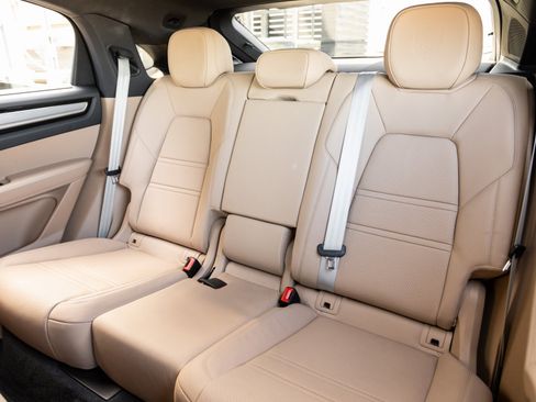 Used 2023 Porsche Cayenne Platinum Edition image 30