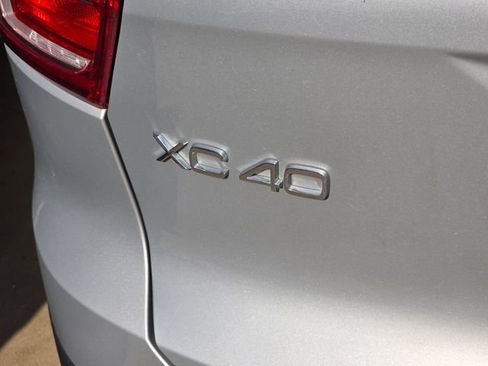 Used 2025 Volvo XC40 B5 Plus AWD/4WD image 8