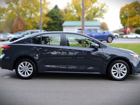 Used 2024 Toyota Corolla LE w/ LE Convenience Package image 4