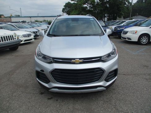 Used 2019 Chevrolet Trax LT w/ LT Convenience Package FWD image 2