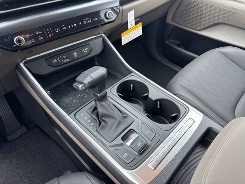 Used 2025 Kia Carnival FWD image 28