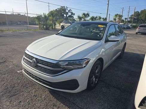 Used 2023 Volkswagen Jetta SE w/ Panoramic Sunroof Package FWD image 3