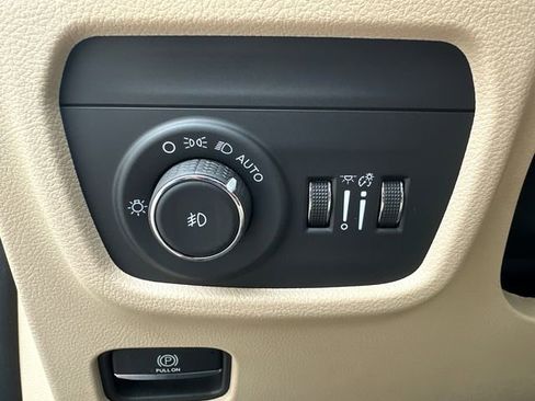 Used 2025 Jeep Grand Cherokee Limited w/ Luxury Tech Group II AWD/4WD image 26